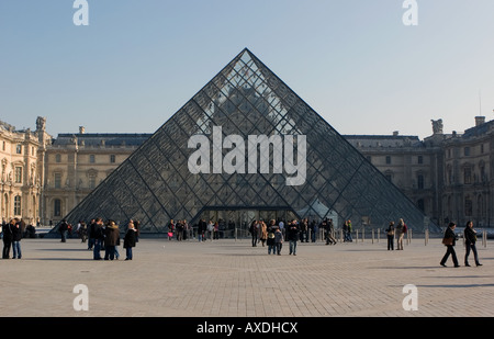 La pyramide de verre conçu par I.M. Pei qui est au-dessus de l'entrée au Musée du Louvre dans le centre de Paris, France Banque D'Images