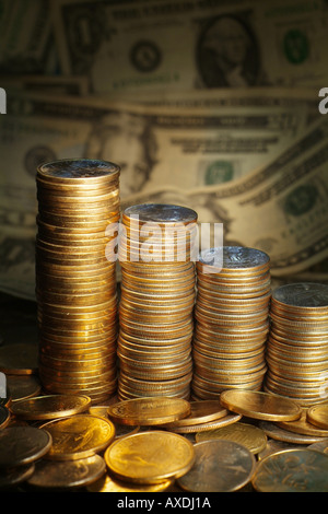 Des piles de pièces de monnaie et de l'argent US Dollars richesse croissante et de placement Concept Banque D'Images