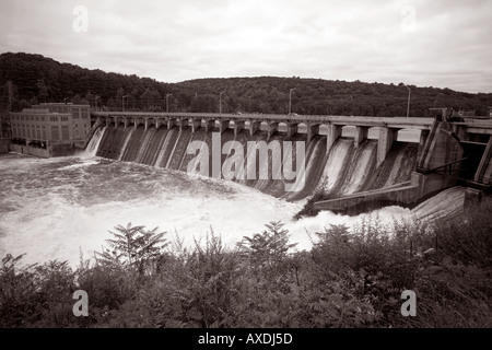 L'énorme barrage de Stevenson entre Monroe et Seymour Texas USA ici le barrage portes sont ouvertes après de fortes pluies Banque D'Images