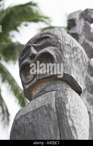 Oh non ! Visage sculpté dans le bois traversé à un gris clair sur les totems Banque D'Images