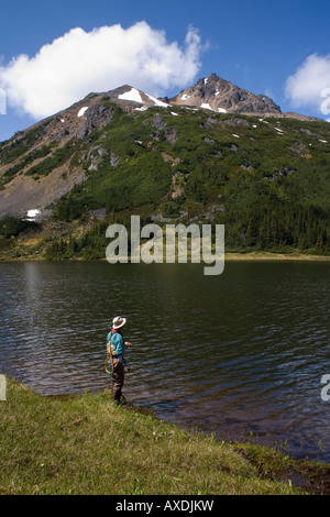 Flyfisherman à Silvern Lake Smithers BC Banque D'Images