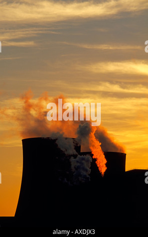 Ratcliffe sur la centrale thermique au charbon au coucher du soleil avec de la fumée s'échapper de la cheminée. Banque D'Images
