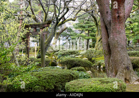 Au printemps, les JARDINS KENROKUEN KANAZAWA, JAPON. Largement considéré comme l'UN DES TROIS PLUS BEAUX JARDINS DU JAPON. Banque D'Images