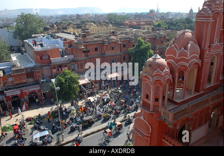 Vue sur la rue animée de Jaipur Palais des Vents Banque D'Images