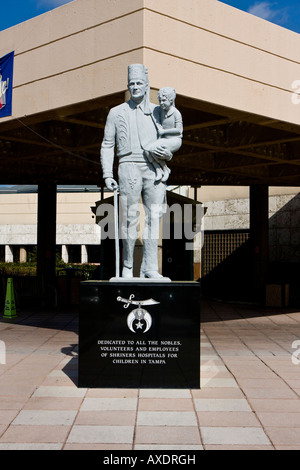 L'hôpital Shriner's Statue d'un Shriner et un enfant Banque D'Images