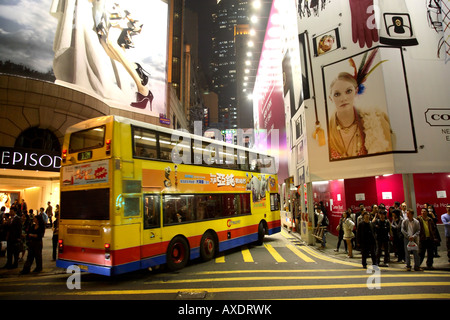 Un bus tourne le coin à Lan Kwai Fong, Central Hong Kong Banque D'Images