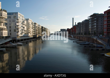 Allemagne, Francfort, Westhafen, boats on river Banque D'Images