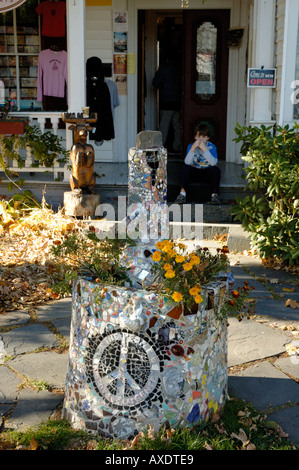 Signe de Paix sur une structure de détention de fleurs en face d'une boutique, Woodstock, New York Banque D'Images