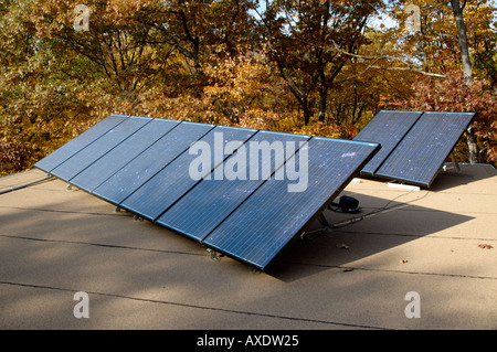 Tableaux de panneaux d'énergie solaire photovoltaïque sur le toit d'une maison Banque D'Images