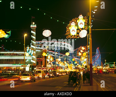 Illuminations et Pepsi Max Big One la nuit, Pleasure Beach, Blackpool, Lancashire, Angleterre, Royaume-Uni. Banque D'Images