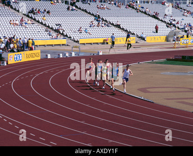 Événement sportif sur une piste avec une surface synthétique ; le stade Don Valley, Sheffield, South Yorkshire, Angleterre, Royaume-Uni. Banque D'Images