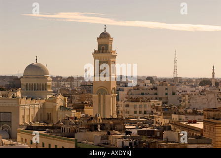 Vue générale sur la ville de Tripoli, montrant la mosquée Masjed Jamal Abdel Nasser, Tripoli, Libye, Afrique du Nord. Banque D'Images