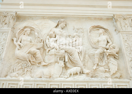 Sculpture détaillée sur le site de l'Ara Pacis Augustae (ou l'autel de la paix d'Auguste), Centre Historique, Rome, Italie Banque D'Images