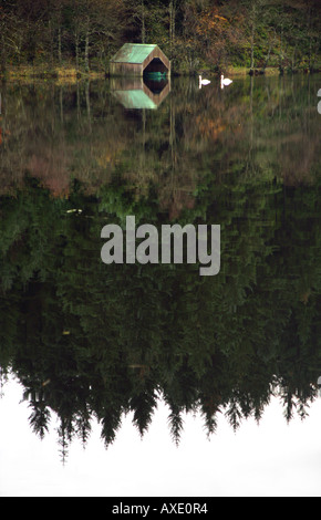 Scène d'AUTOMNE DE TRANQUILLITÉ SUR LOCH ARD DANS LE PARC NATIONAL QUEEN ELIZABETH LES TROSSACHS OF SCOTLAND UK Banque D'Images