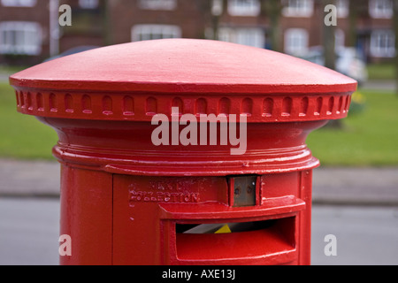 Haut d'un bureau de poste traditionnel (rouge pillarbox post box) à Port Sunlight village Banque D'Images
