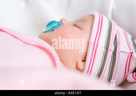 Baby Boy (6-9 months) sleeping with pacifier, close-up Banque D'Images