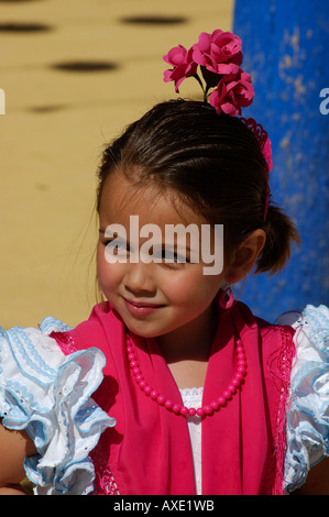 Portrait d'une jeune fille à Traje de Gitana , Feria de Abril , Séville , Andalousie , Europe Banque D'Images