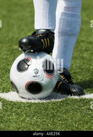 Pieds d'un joueur de football portant des chaussettes blanches et copie de l'EUROPASS, le matchball officiel du tournoi de football Banque D'Images