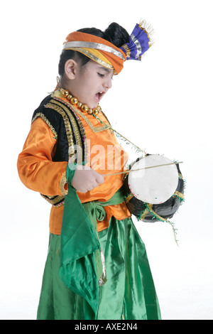 Portrait of a boy playing drum Sikh Banque D'Images