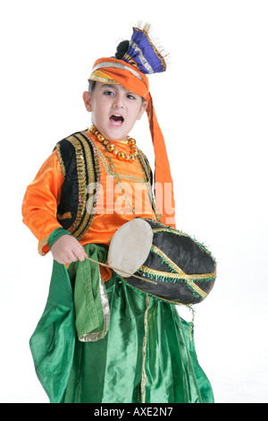 Portrait d'un Sikh boy playing drum Banque D'Images