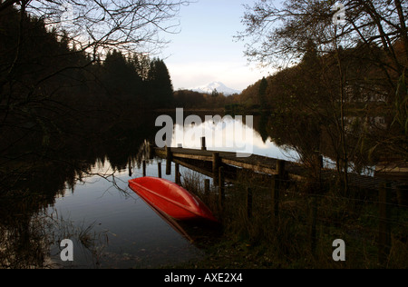 Scène d'AUTOMNE DE TRANQUILLITÉ SUR LOCH ARD DANS LE PARC NATIONAL QUEEN ELIZABETH AVEC BEN LOMOND COUVERT DE NEIGE DANS LES TROSSACHS Banque D'Images