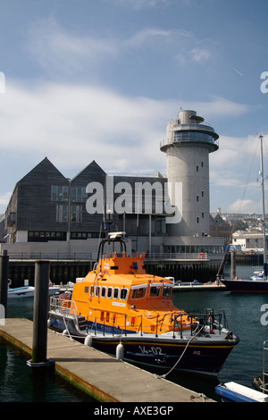 Un bateau de sauvetage de la RNLI amarrés devant le Musée Maritime de Falmouth, Cornwall Banque D'Images