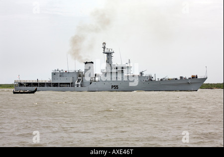 La marine indienne Sukanya de patrouille de classe INS Sukanya P55 sur un estuaire au Kerala Backwaters, Kochi, Cochin, Kerala, Inde du Sud Banque D'Images