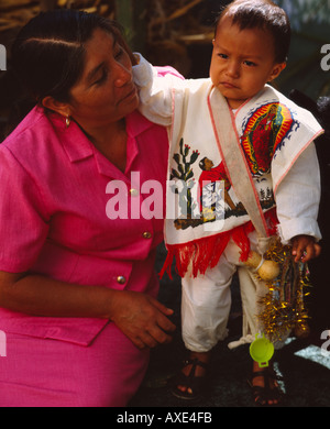 Petit garçon habillé comme Juan Diego à la fête de la Vierge de Guadalupe Oaxaca Mexique Banque D'Images