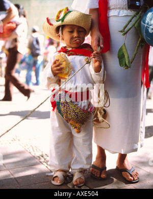 Petit garçon habillé comme Juan Diego à la fête de la Vierge de Guadalupe Oaxaca Mexique Banque D'Images