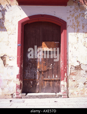 Porte en bois, entrée d'un bâtiment colonial à Oaxaca au Mexique Banque D'Images
