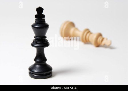 Les échecs, l'un roi noir se tient devant un roi blanc, symbole de victoire, défaite Banque D'Images