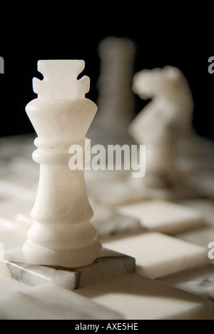 Chess, un roi blanc se dresse sur un échiquier, symbole de stratégie, tactique Banque D'Images