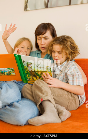 Lecture de la mère aux enfants livre histoire Banque D'Images