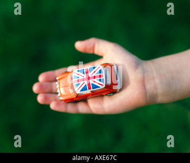 Toy Mini Car Childs Hand Banque D'Images