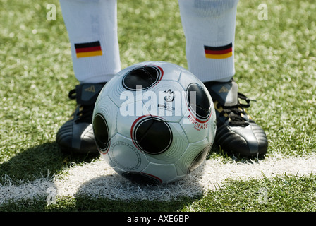 Pieds d'un joueur de football nationale allemande s'en tenir à une copie de l'EUROPASS,matchball officiel du tournoi de football Banque D'Images