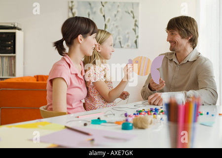 Les parents à jouer avec sa fille (8-9) Banque D'Images