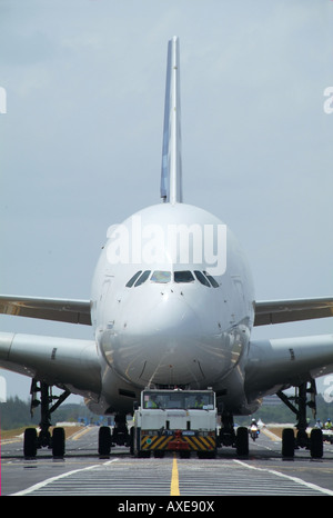 Vue avant de l'Airbus A380 remorqué Banque D'Images