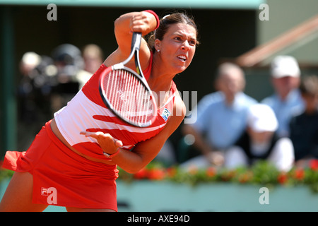 Jennifer Capriati (USA) jouant une photo de service à l'Open de France 2004 Banque D'Images