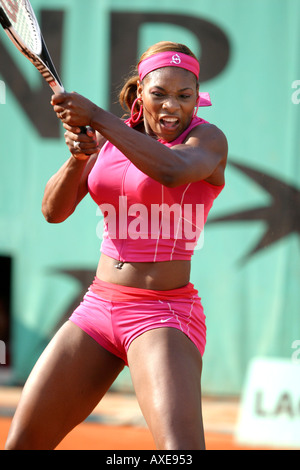 Serena Williams en action à l'Open de France 2004 Banque D'Images