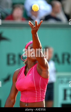 Serena Williams en action à l'Open de France 2004 Banque D'Images