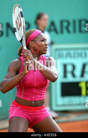 Serena Williams en action à l'Open de France 2004 Banque D'Images