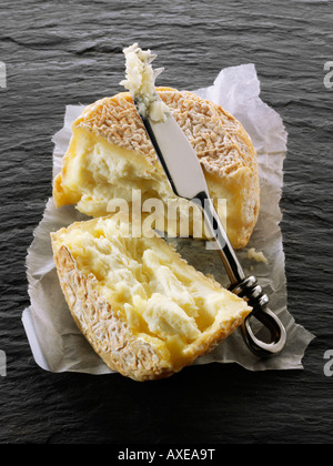 Fromage de chèvre bio agriculteurs doux sur un fond noir. Normandie Banque D'Images