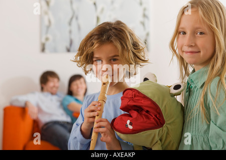 Boy (6-7) et (8-9), à l'enregistreur, portrait Banque D'Images