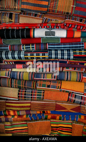 Pile de l'Afrique de l'Ouest aux couleurs vives des tissus de brebis textiles de Ghana Banque D'Images