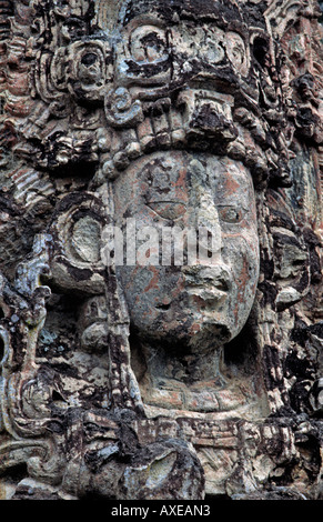 Détail de la stèle sculptée en pierre mégalithe représentant les anciens Mayas, fumée King Lapin 18 Copan Honduras Banque D'Images
