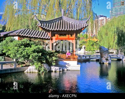 Tourist se reposant dans le jardin chinois de l'amitié à Sydney Australie Banque D'Images