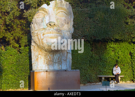 Florence. Les Jardins de Boboli. Immense sculpture d'une tête. Banque D'Images