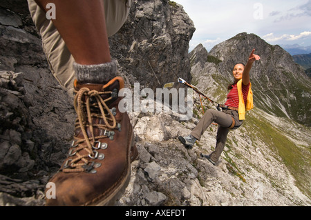 L'Autriche, Salzburger Land, en couple à l'escalade Banque D'Images