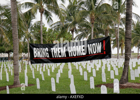 Miami Beach Florida,Ocean Drive,Lummus Park,bannière,les pierres tombales en carton représentent les soldats tués,guerre d'Irak,FL061111001 Banque D'Images
