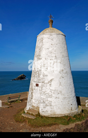 Le poivre 'pot' phare surplombant l'océan Atlantique à portreath,Cornwall, Angleterre Banque D'Images